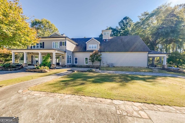 view of front of property featuring a porch and a front lawn