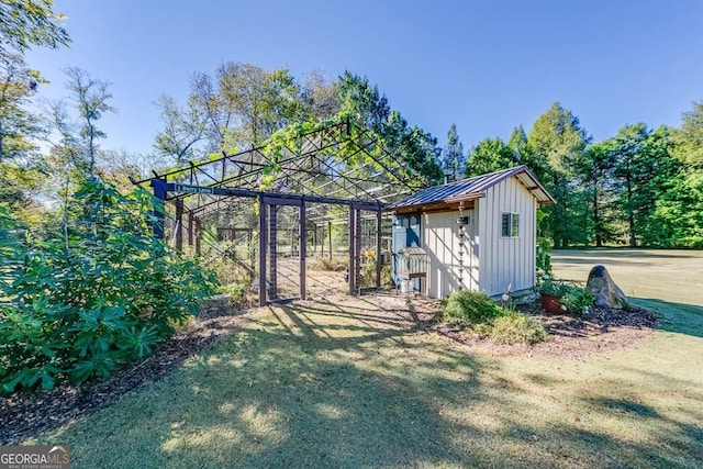 view of yard with a shed