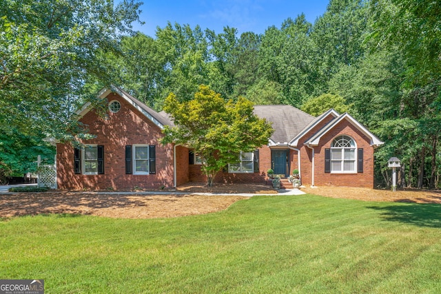 view of front of house featuring a front lawn