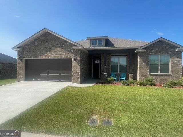 view of front facade featuring a front yard and a garage