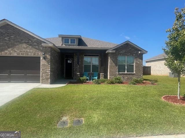 view of front of house featuring a front lawn and a garage