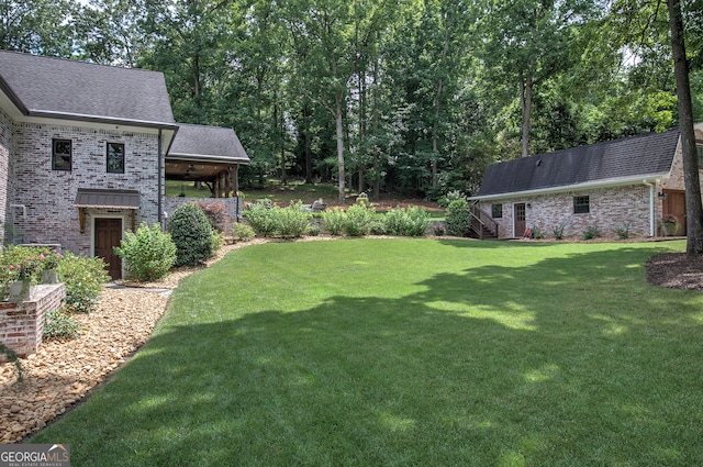 view of yard featuring an outdoor structure