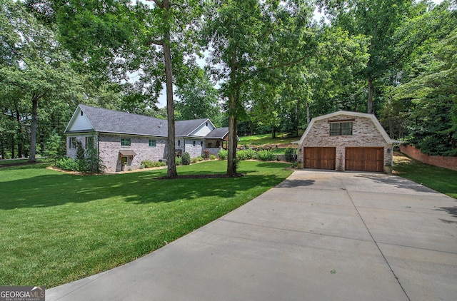 view of yard with an outdoor structure