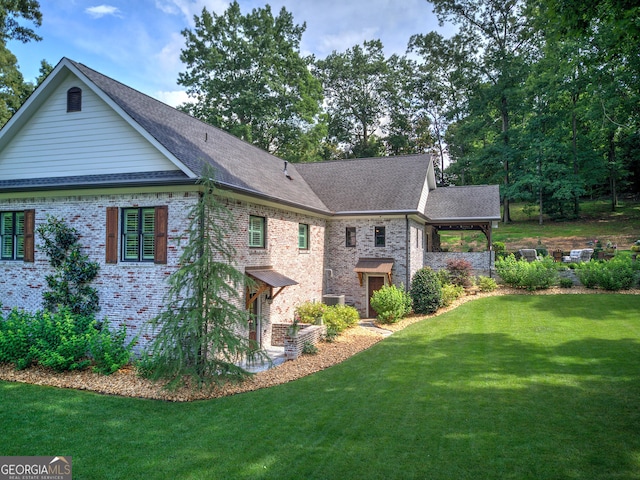 view of side of property featuring a lawn