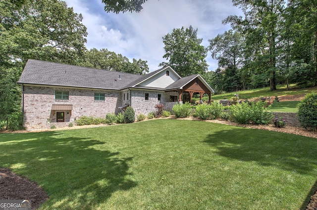 view of front facade featuring a front yard