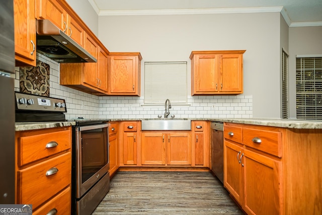 kitchen with ornamental molding, stainless steel appliances, sink, and backsplash