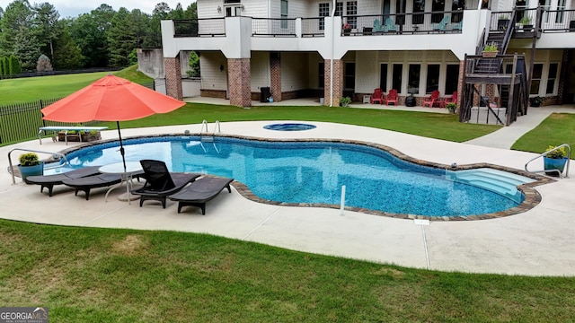 view of pool featuring a patio area, a jacuzzi, and a yard