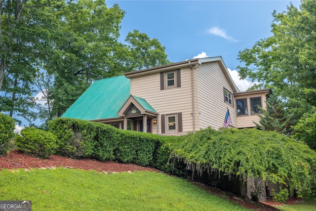 view of front of property with a front yard