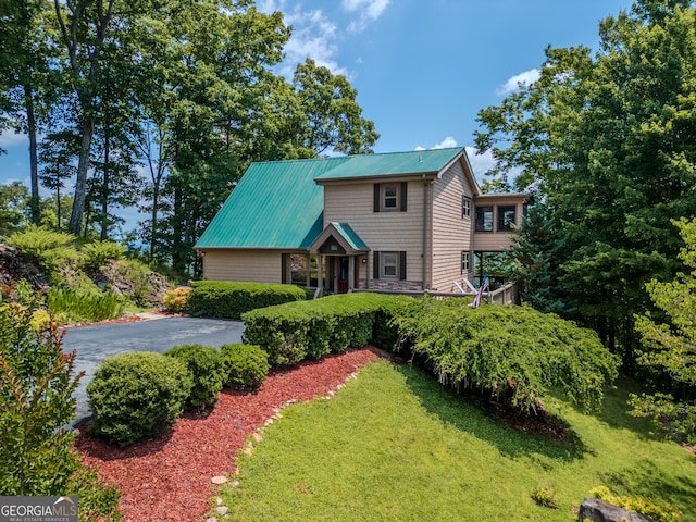 view of front of property featuring a front lawn