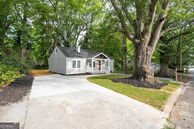 ranch-style house featuring covered porch