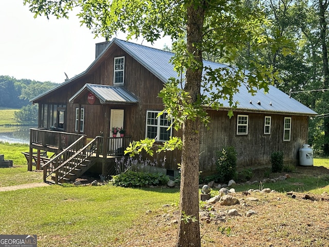 view of front of property featuring a front yard and a water view