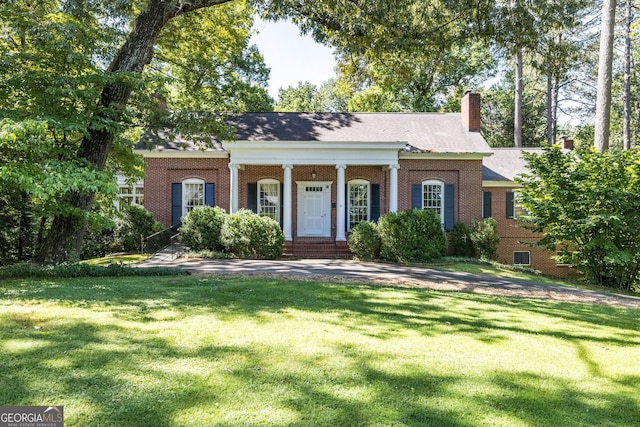 view of front facade featuring a front yard