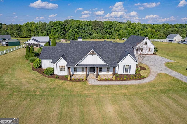 1985 Roscoe Rd, Newnan, GA 30263 - view of front of home featuring a shingled roof, fence, driveway, a front yard, and a wooded view