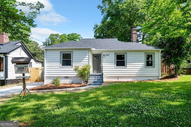 view of front facade with a front yard