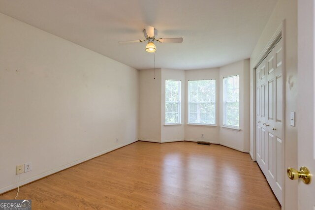 unfurnished room with light hardwood / wood-style floors and ceiling fan