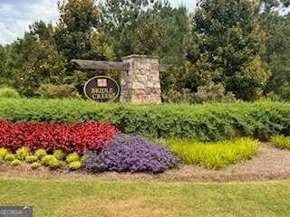 community / neighborhood sign featuring a yard