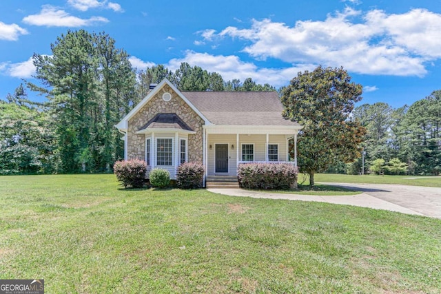 view of front of home featuring a front lawn and covered porch