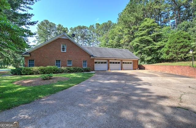 view of front of home featuring a front lawn and a garage