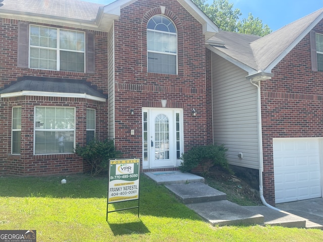 view of front of property featuring a front lawn