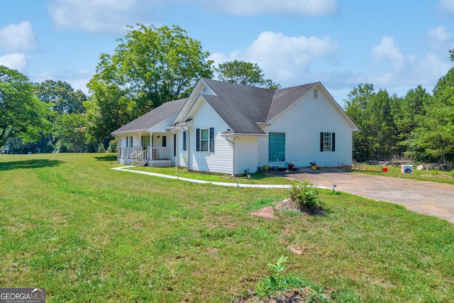 view of front facade featuring a front yard and covered porch