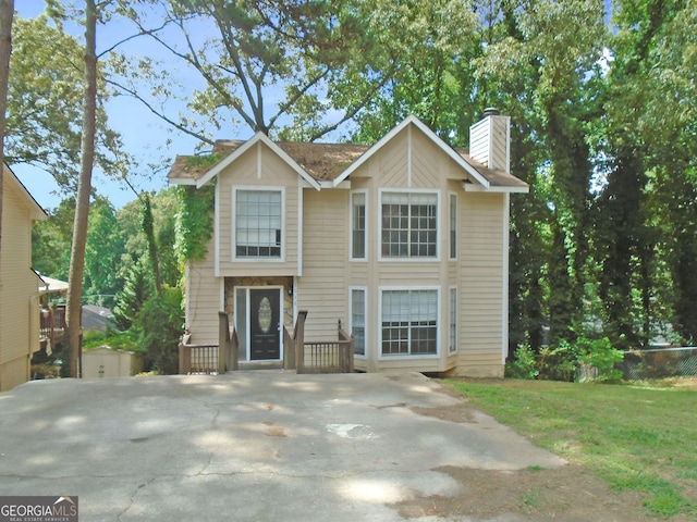 view of front of house featuring a front lawn