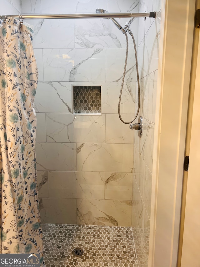 bathroom featuring curtained shower