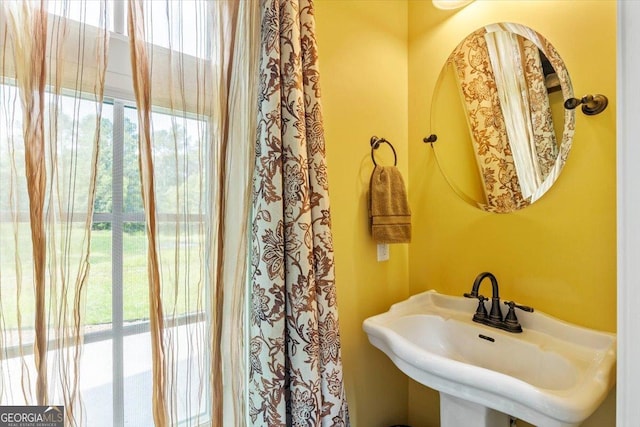 bathroom featuring sink