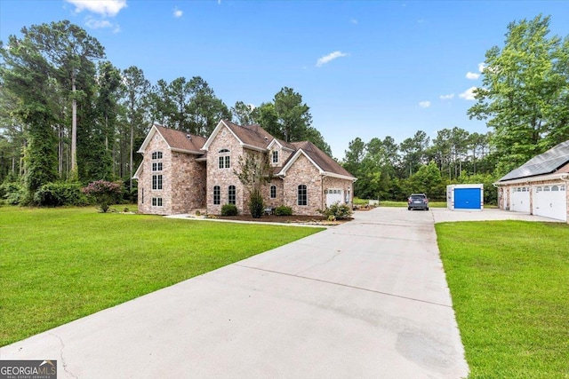 view of front of property featuring a front lawn