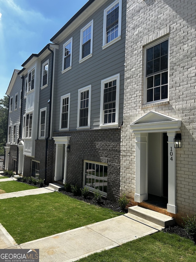 view of front of house featuring a front lawn