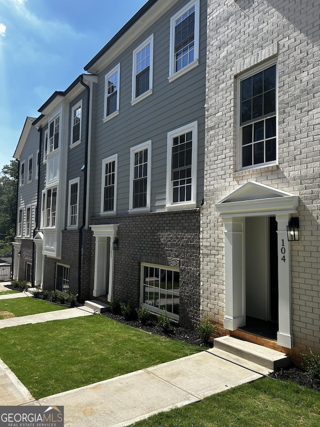 view of front of home featuring a front lawn