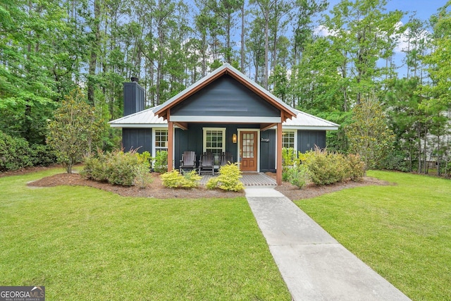 bungalow-style home with a front lawn and a porch