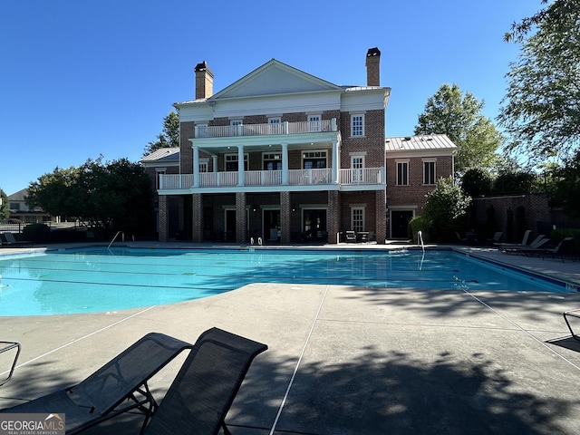 view of swimming pool featuring a patio