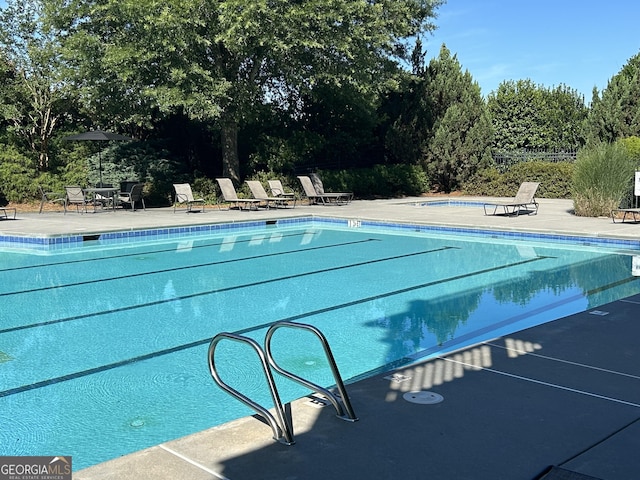 view of swimming pool