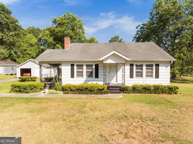 view of front of property featuring a front lawn