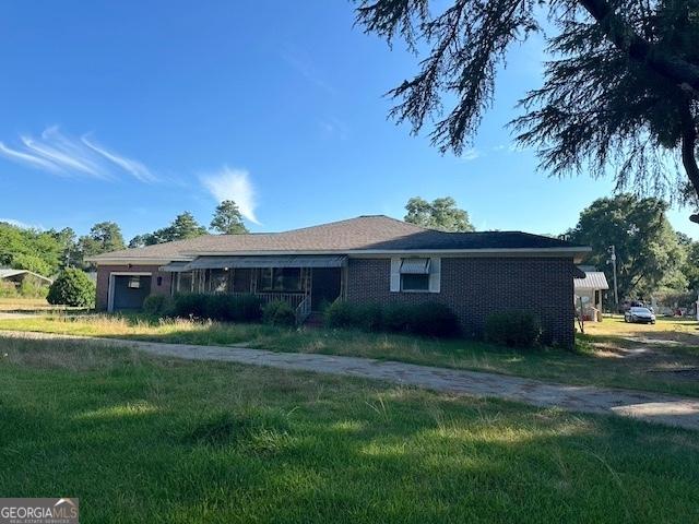 ranch-style home featuring a front lawn