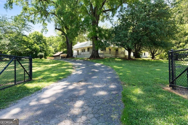 view of front of property featuring a front lawn