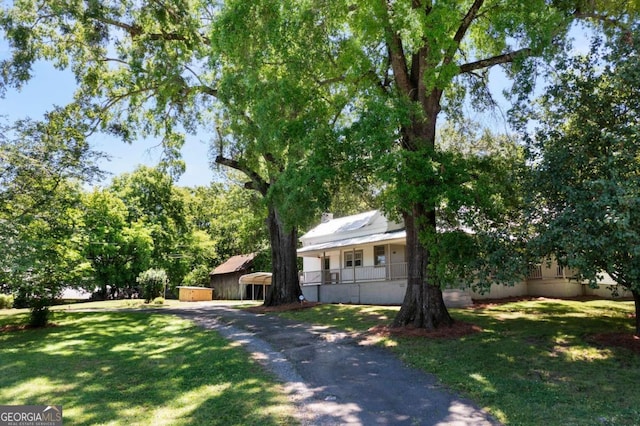 view of front of home featuring a front lawn