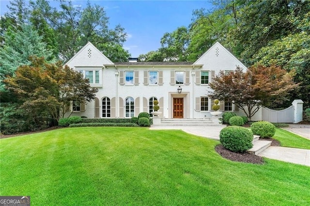 view of front of home featuring a front lawn