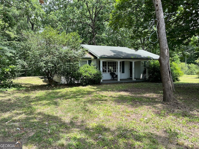 view of front of home with a front lawn