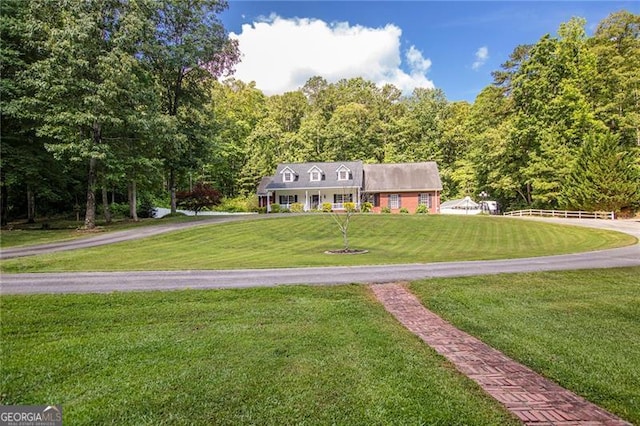 view of front of property featuring a front yard