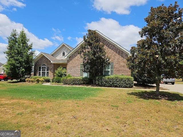 view of front property featuring a front lawn