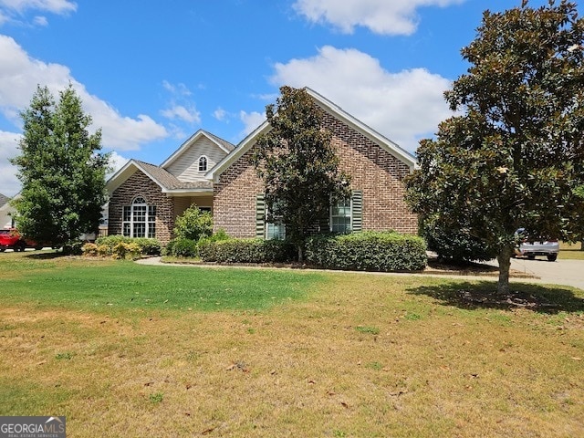 view of front facade featuring a front lawn