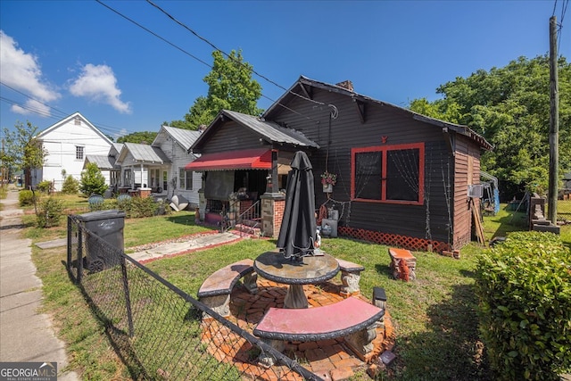 back of house featuring a yard