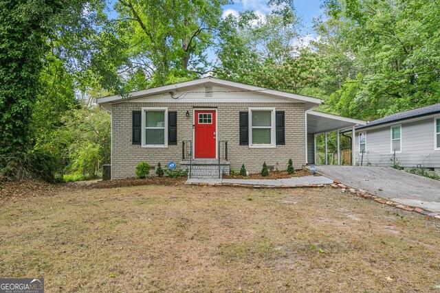 view of front of property featuring a carport and a front yard