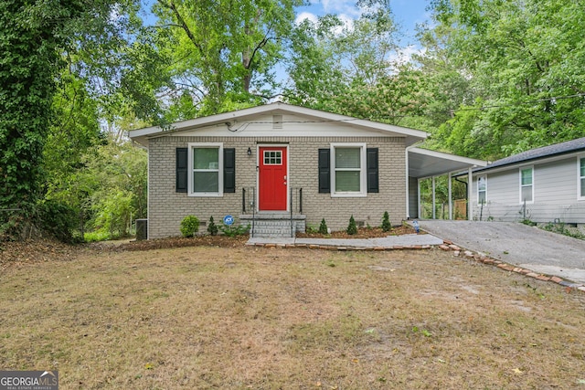 view of front of property featuring a carport and a front lawn