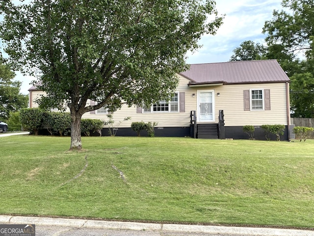 view of front facade with a front yard