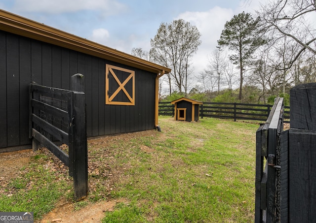 view of yard featuring an outbuilding