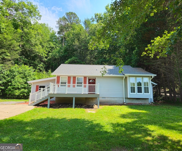 view of front facade featuring a front lawn