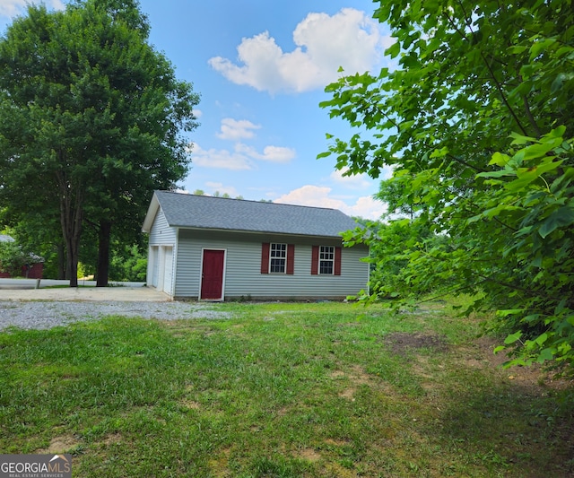 view of front of home with a front lawn