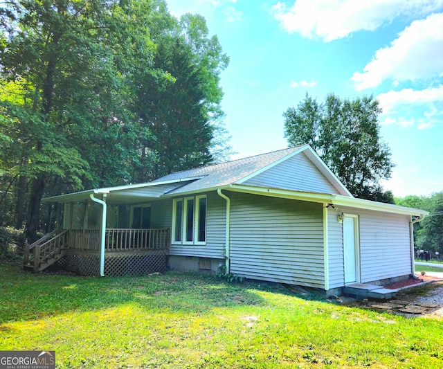 view of front of house with a front lawn